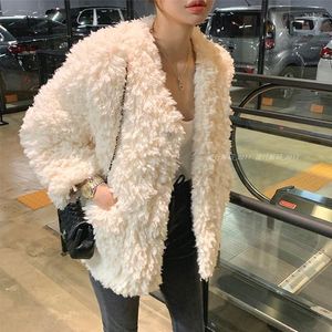 Kvinnors päls Sydkorea Autumn och vinterstil V-ringning Faux Lamb Plush Thicked Coat Integrerad liten man topp kvinnlig mode