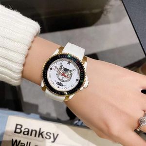 Pareja clásica Negro Cerámica Bisel Reloj de cuarzo Patrón de buceo geométrico Gato Reloj de pulsera Estrella geométrica Encantos Relojes Mujeres Hombres Wh3444