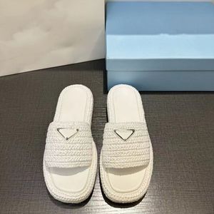 منصة النساء السيدات Slippers Raffia Straw Sandal مصنوعة في البغال الإبزيم بمثلث إيطاليا الكعب السفلي الكثيفة شرائح بيج أبيض أبيض على أجراس النعال 04