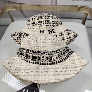Designer Strohhut Brandbrief Sticker Bucket Hüte für Männer Frauen Mode All-Match-Grasgespenkel breiter Krempe Hut Sommer Outdoor Strand Sport Sunhat