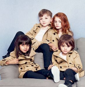 Tench Coats Bebek Vintage Ceket Erkek Kız Giysileri Rüzgar Geçirmez Ceket İngiliz Çift Kelime Kruvazik Rüzgar Derecesi Tartış Yaka Düğmesi Kemer Çocuklar 230726