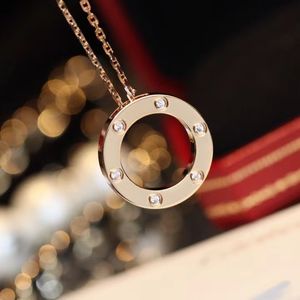 Designer Jewerly Pendant Love Halsband Kvinna Fashion Luxurious Cjewelers 18K Rose Gold Set 6 Diamond Inner Diameter 16mm Chain Lenght 420mm Cater Wedding Halsband