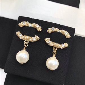 New Fashion Luxury Brand Ciondola gli orecchini per le donne Doppia lettera Gioielli di perle Orecchino femminile Regalo per ragazze