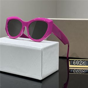 Óculos de sol de grife para mulheres e homens modelo de moda especial proteção UV400 letras grande perna armação de feixe duplo design de luxo ao ar livre óculos de sol feminino S6028