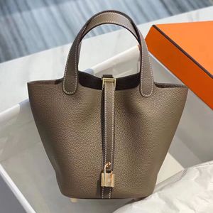 Top designer para homem e mulher bolsa balde bolsa de dedo do pé fechada camada de couro de vaca cesta de comida bolsa de ombro para todos os jogos bolsas femininas de couro genuíno bolsas mãe e filho