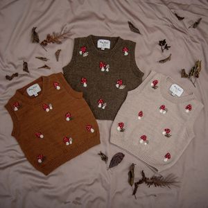 Familjsmatchande kläder Autumn Children's Sticked Vest Heavy Handmade broderi ärmlös underrock svamp tröja Vinterflickkläder 230726