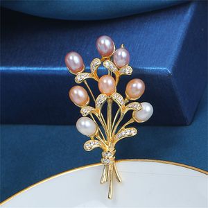 Pins broszki DIY Akcesoria Miedź Goldplated Pearl Jewelry Multi Bead Brouquet Bról Pusta Holding Temperament Ręka 230727