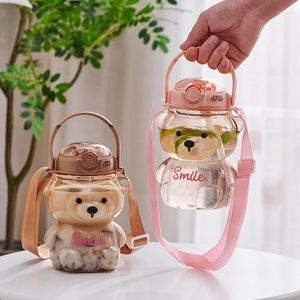 Vattenflaskor 1000 ml stor kapacitet Cartoon Bear Plastic Sippy Cup Children's Portable ryggsäck Kettle Bottle Mugg med halmflickor