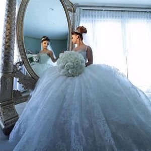 2020 New Luxury Lace Ball Gown Wedding Dresses Spaghetti Straps Appliqued Chapel Train Beaded Bridal Gowns Custom Tiered Tulle214w