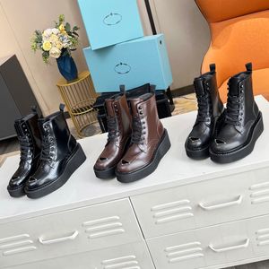 Novas botas femininas de grife Metal esmaltado logotipo triângulo 23s Outono Inverno Bota com cadarço Couro martin Bota clássica Moda plataforma Botas de motocicleta