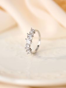 2023 Новое геометрическое кольцо S925 Silver Fashion Geometric Diamond Ring, простое и универсальное женское кольцо циркона в Европе и Америке