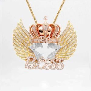 Designer smycken ro välsigne helt ispendenten mäns anpassade namn nummer charm flygande hängvinkel vingar kung kronhänge