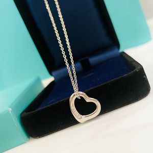 Дизайнерские сердечные сети ожерелья женщины серебряное подвесное ожерелье для женских модных украшений 5 Алмазны