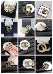 Wysokiej jakości design luksusowy broszka brooch liter skórzana przez broszki garnitur pin złota platowana mody biżuteria odzież