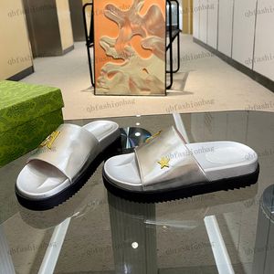 Tasarımcı Kadın Terlik Düz Sandalet Düz Renkli Buzağı Altın Donanım Metal Toka Ev Ayakkabı Açık Plaj Ayakkabı Flip Flops Platform Termeri Plus Boyut