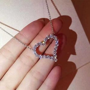 Designermärke TIFFAYSS Samma Full Diamond Heart Necklace S925 Sterling Silver Hollow Pendant Enkelt och generöst icke allergisk krage kedja