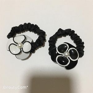 Presentes de festa fashion preto e branco acrílico C anel de cabelo elástico em forma de flor corda de cabeça de veludo de gelo destacável para senhoras favor225C