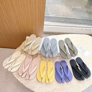 Nya sommar tabi flip-flops tofflor sandaler gummi ensamma mode casual v-formade ins skor för kvinnor lyxdesigners fabrikskor storlek 35-40