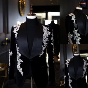 Lusso 2 pezzi Smoking da sposa Abiti da uomo Applique di alta qualità Perline Scialle Risvolto Un bottone Personalizza Cappotto Pantaloni neri Moda Casual Prom Tailored