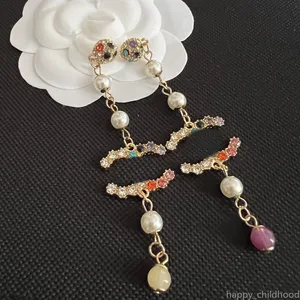 Kadınlar için Tasarımcı Küpe Renkli Elmas Sallantı Küpeler Marka Mektubu Lüks Küpeler Mücevherler Kadın Parti Düğün Mücevher Hediyeleri