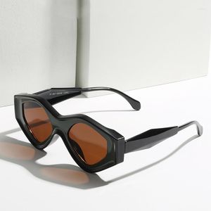 Sonnenbrille Modeaccessoires Kleiner Rahmen Dreieckig Katzenauge Unregelmäßige Persönlichkeit UV400 Lässige schwarze Brille für Erwachsene Frauen