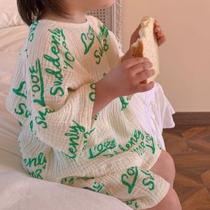 Pyjamas barn sätter sommarpojkar och flickor hemkläder korta ärm shorts baby lös tunn enkel stil casual 230728