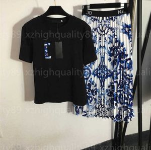 Zweiteiliges Set für Damen, Rock, T-Shirt-Anzug, Damenkleidung, modisches Sticken mit Buchstaben, T-Shirt, Seladon-Druck, hohe Taille, Faltenröcke, Designer-Kurzkleid, T-Shirt-Anzüge, 55