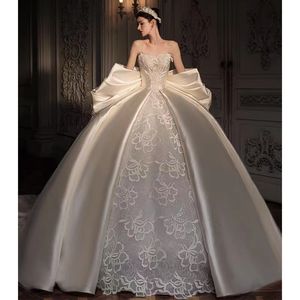 Luxuriöse herzförmige Ballkleid-Brautkleider mit Kristallperlen und großer Schleife am Rücken Brautkleider Robe de Mariage Maßgeschneiderte Prinzessin-Brautkleider aus Satin mit Spitze und Blumen in Übergröße