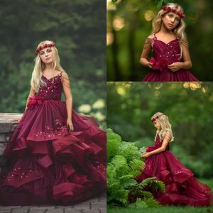 Nuove ragazze di fiori vestono applicazioni di pizzo bordeaux Perline di cristallo Bambini Sweep Train Ruffles Tiered Girls Pageant Abiti Natale Birth309b