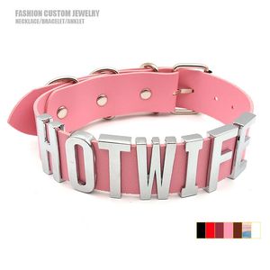 Collane con ciondolo Moglie in pelle PU rosa Collare girocollo Colore argento Lettere grandi Nome personalizzato Collane per donna Uomo Gioielli sexy personalizzati 230728