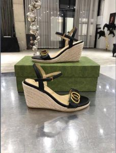 2024 Brand Sandals Designer Chypre chinelos sandálias de couro feminino Mens saltos de verão Tamanho 35-42 com caixa