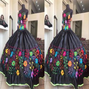 Seksowne czarne kolorowe kwiaty haft haftowa szaroletowe sukienki 2022 Sweetheart satynowe koronki z tyłu meksykańskie vestido de 15 xv swee237z