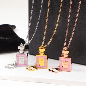 Bottiglia di profumo di marca Collana Diamond Classic Gioielli di design per donna Ciondolo in oro rosa e oro bianco Acciaio al titanio 316L Catena di lusso Regalo di nozze per feste.