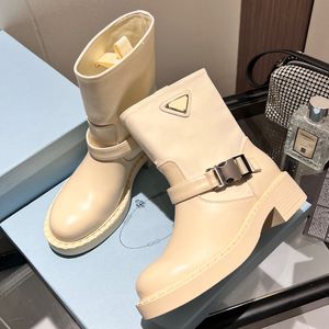 Szczotkowane skórzane nylonowe buty czarne 1T782 Miękki skórzany metalowy trójkąt elegancki stylistyczne luksusowe buty modowe Martin Boots Rozmiar 35 42 240415