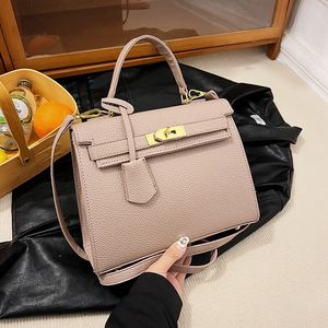 Fabryczne wylotowe panie torebki na ramię 6 kolorów w tegorocznej popularnej srebrnej skórzanej torebce torebki zagraniczne torebki Litchi Flip Gold Bugains Crossbody Bag 4069#