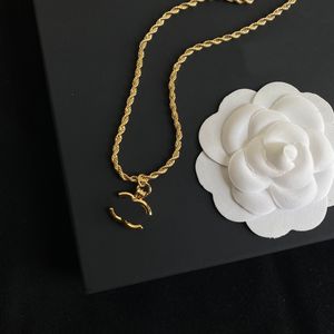 Designer de moda 18k banhado a ouro pingente colares high-end material de cobre marca carta links correntes colar natal jóias de casamento presente