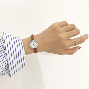 Нарученные часы простые ревре женщины коричневые белые маленькие часы универсальные тонкие ремешки кожаные ленты.