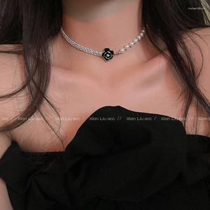 Choker matt svart kamelia pärla kvinnlig halsband koreanska tillbehör senior design sense nisch kavikelkedja tröja