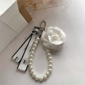 Keychains Lanyards Keychain Designer Keychain Luxury Bag Charm Fashion Trend Car Keyring Flower Pearl Keychain High Quality Giveaway Gift Nice 2024 NYTT