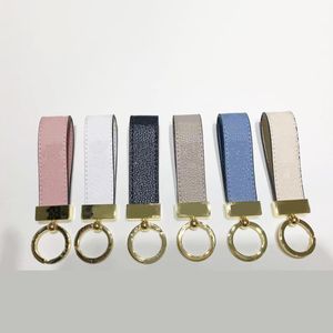 2023 Högkvalitativ svart nyckelring klassisk utsökta bruna kvinnor män lyxig designer biltangentning zinklegering brev unisex lanyard guld svart metall små smycken lov 02