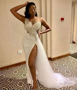 2023 New African Sexy High Split Prom Dresses 레이스 아플리케 파인드 이브닝 드레스 1 어깨 파티 파티 가운 크리스탈 비드 백리스