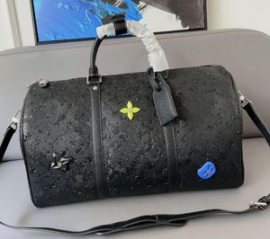 Begränsad upplaga unisex duffel väskor präglade bokstäver handväskor lyx varumärke män keepall 50 resväska designer duffel väskor bagage väska kvinnor axelväskor crossbody