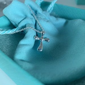 Designer Brand Tiffays S925 Sterling Silver glossy cross necklace for male and female lovers ins simple versatile personalized fashion clavicle chain