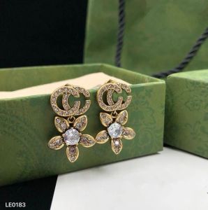 Klassiska brevörhängen Studs Charm Retro Designer örhängen Kvinnor Earndrops smycken med presentförpackning för festjubileum G237295C