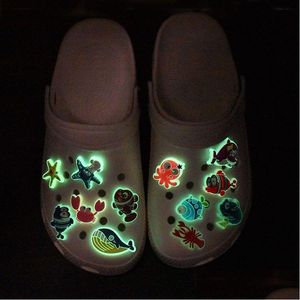 Parti di scarpe Accessori Glow In The Dark Ocean Decorazione animale Fibbia Accessori per intasamento Charms Spille Bottoni Pvc Drop De Series Casualmente