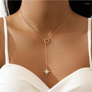 Kedjor Fashion Minimalist Design Eight Point Star Pendant Halsband med Metal Circle Kort elegant krage kedja för damsmycken gåva