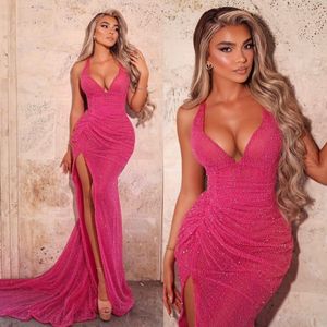 Sexy Pink Pailletten Abendkleider v Hals Split Party Prom Sweep Zugfalten Langes Kleid für roten Teppichsspezialitäten OCN