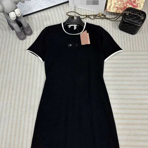 Vestido feminino de verão com decote redondo e fino, bola resistente a rugas em tecido de poliéster, versão slim de tubo reto da moda casual, tudo do dia a dia.