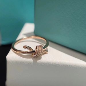 Lüks Marka Düğüm Tasarımcı Bant Yüzükleri Kadınlar İçin 18K Altın Gümüş Tatlı Bowknot Parlayan Kristal Bling Elmas Yüzük Partisi Düğün Takı