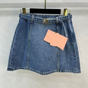 23 Sommer-Damen-Designer-Röcke aus gebleichtem Baumwoll-Jeans-Minirock mit Buchstabengürtel für Mädchen, weiblich, Vintage, Milan Runway Brand, High-End-Custom-Designer-Hot-Dress-Outwear
